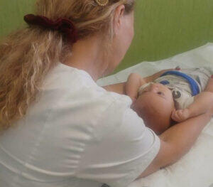 Osteopata per neonati a Napoli durante trattamento osteopatico